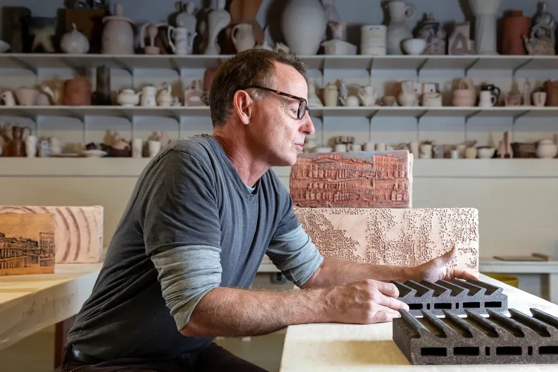 埃罗尔·威利特教授在康斯托克艺术中心的陶瓷工作室工作.